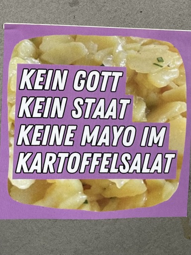 Foto von einem Sticker mit weißem Text vor violettem Hintergrund und einem Bild von Kartoffelsalat mit der Aufschrift “Kein Gott, kein Staat, keine Mayo im Kartoffelsalat”