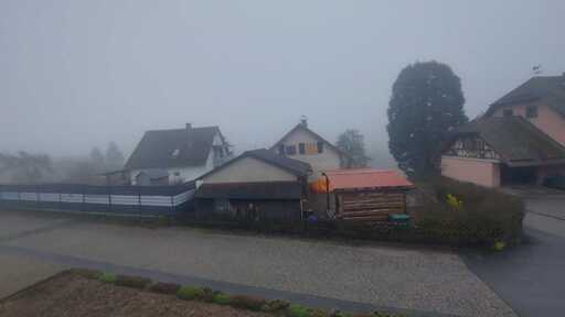 Blick ins Dorf, alles nebelig